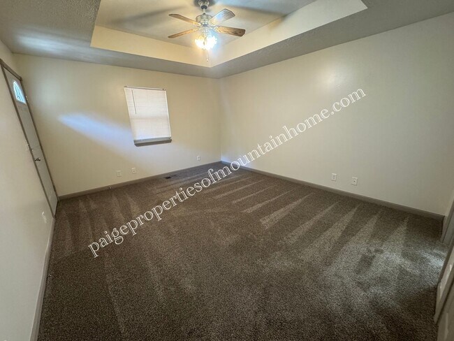 Building Photo - Grand Oak Road