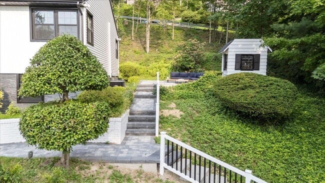 Building Photo - 8 Fairway Pl