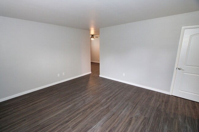 Building Photo - 4 bedroom 1 bathroom SF House