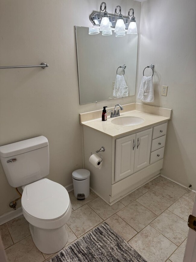 Building Photo - Affordable Lakeside Condo – 3 Bed, 1 Bath