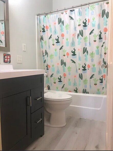 Building Photo - 313 E Rock St