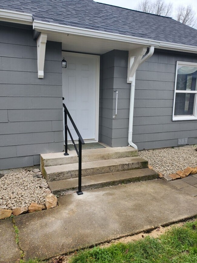 Building Photo - Remodeled 2-Bedroom Home in Roseburg