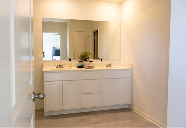 Building Photo - 10550 Azalea Dr