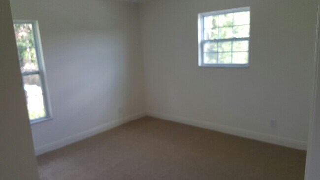Building Photo - 1065 Vinsetta Cir