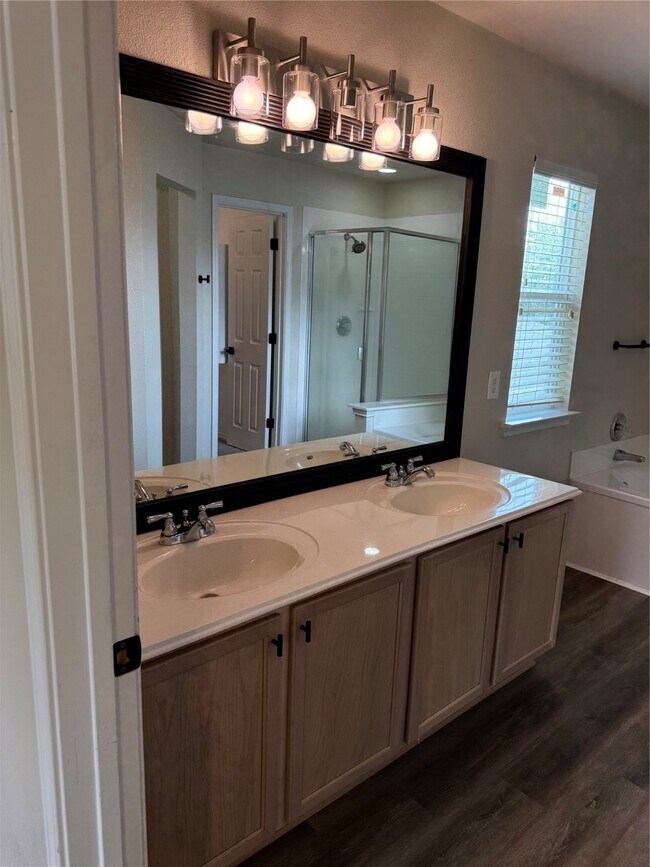 Building Photo - 3933 Brook Hollow Dr