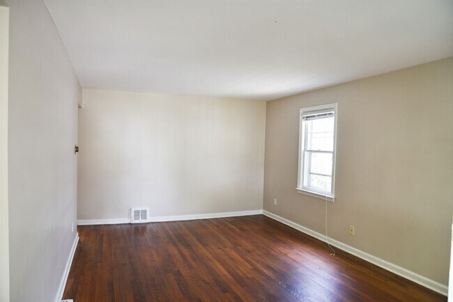 Building Photo - 3 Bedroom Home in Clintonville!