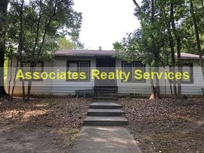 Building Photo - Large House, Close to Campus