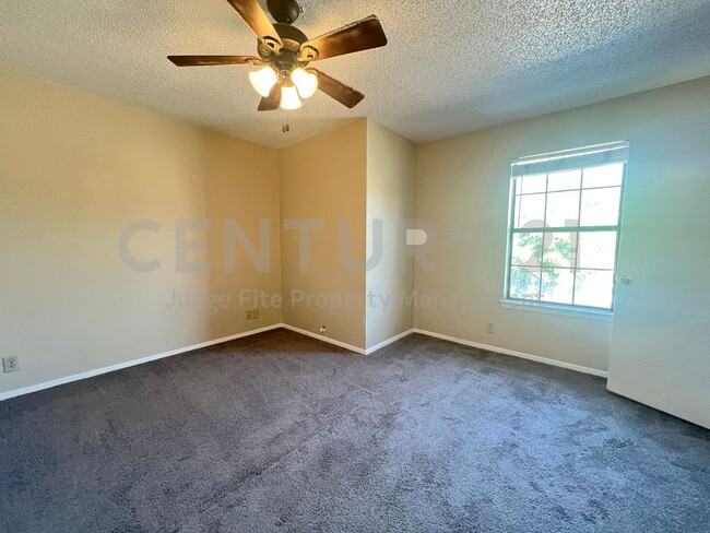 Building Photo - Lovely 2-Story 2/2.5 Condo in Denton For Rent!