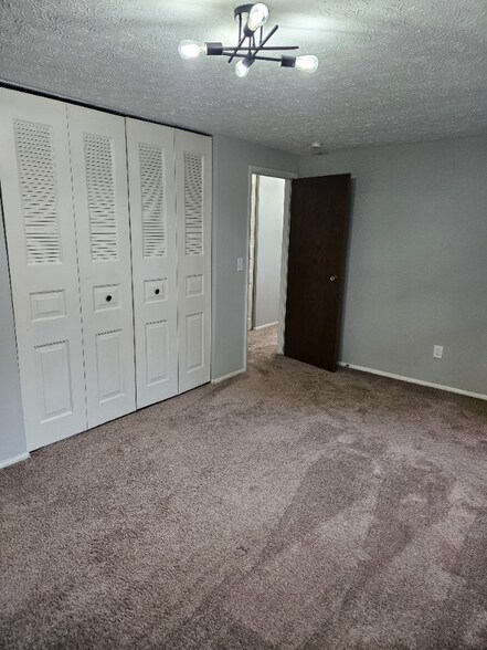 Building Photo - 4242 Hanover Dr