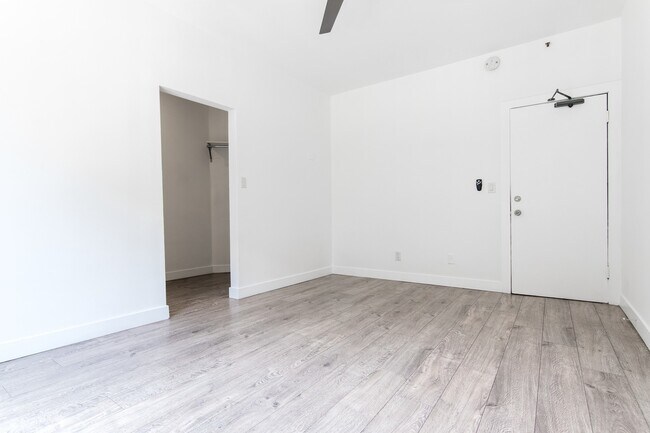 Interior Photo - 932 Irolo St