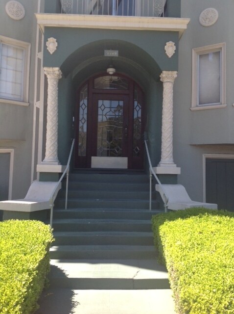 Building Photo - 3549 Lakeshore Ave