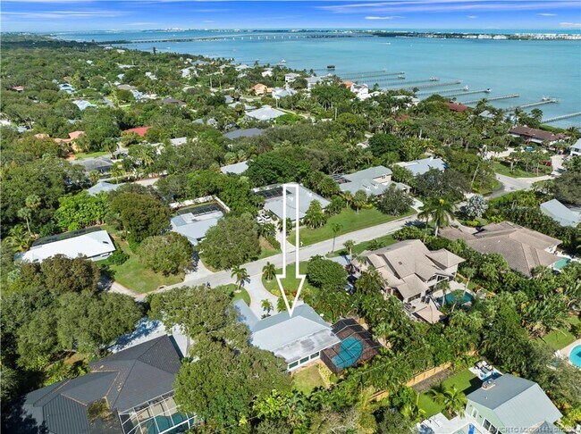 Building Photo - 7 Riverview Dr