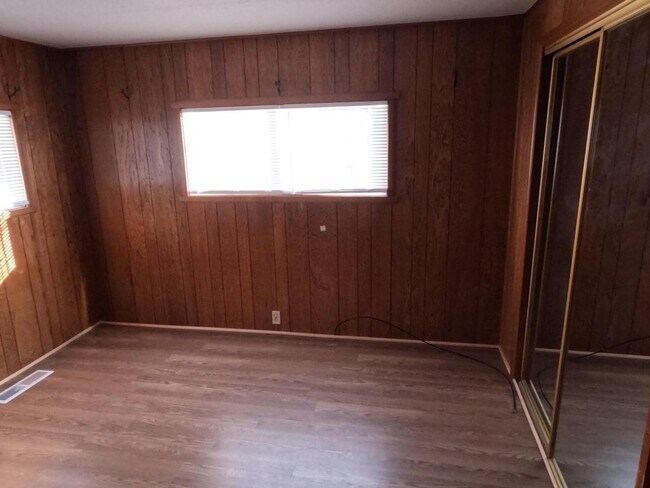 Building Photo - 824 N Raynolds Ave