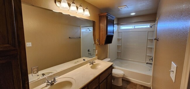 Building Photo - Beautiful 2 Bedroom / 2 Bath Duplex – Off ...