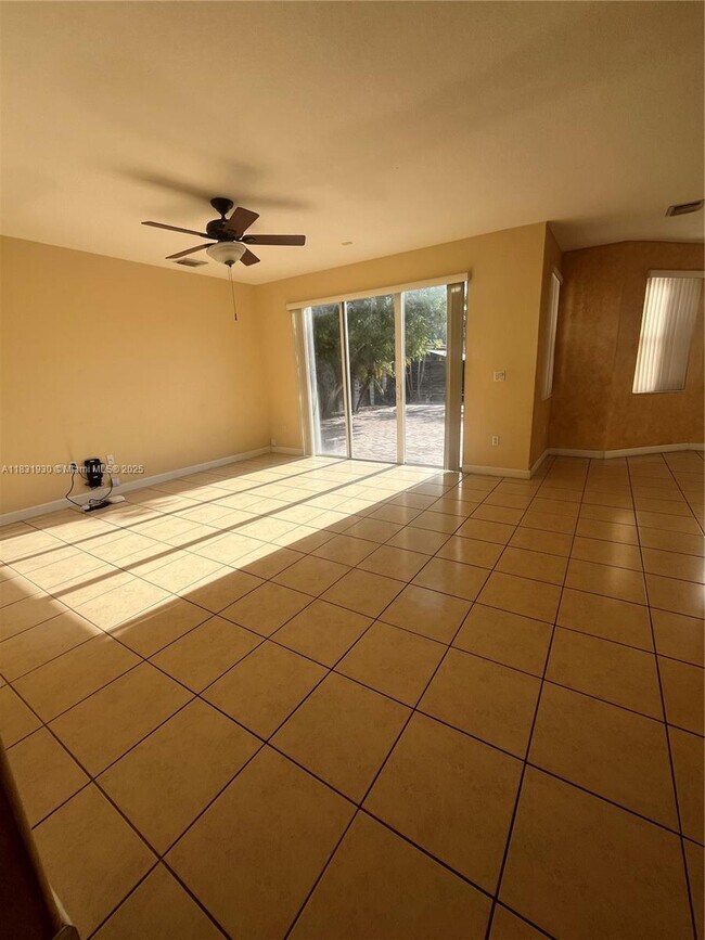 Building Photo - 9140 SW 153rd Ave