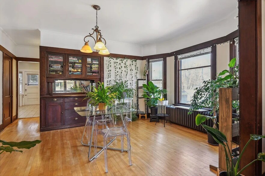 Dining - 1612 Van Buren Ave