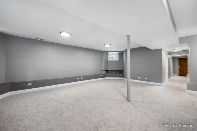 Building Photo - Updated Duplex Condo with 2 parking spots