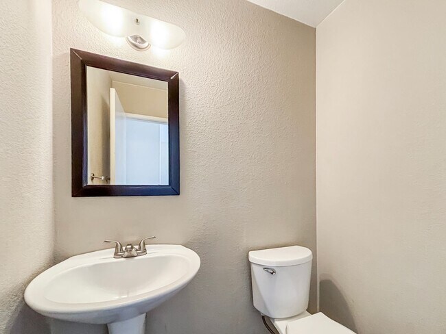 Building Photo - Beautiful 4BD/2.5BA House in Eastlake W/ O...