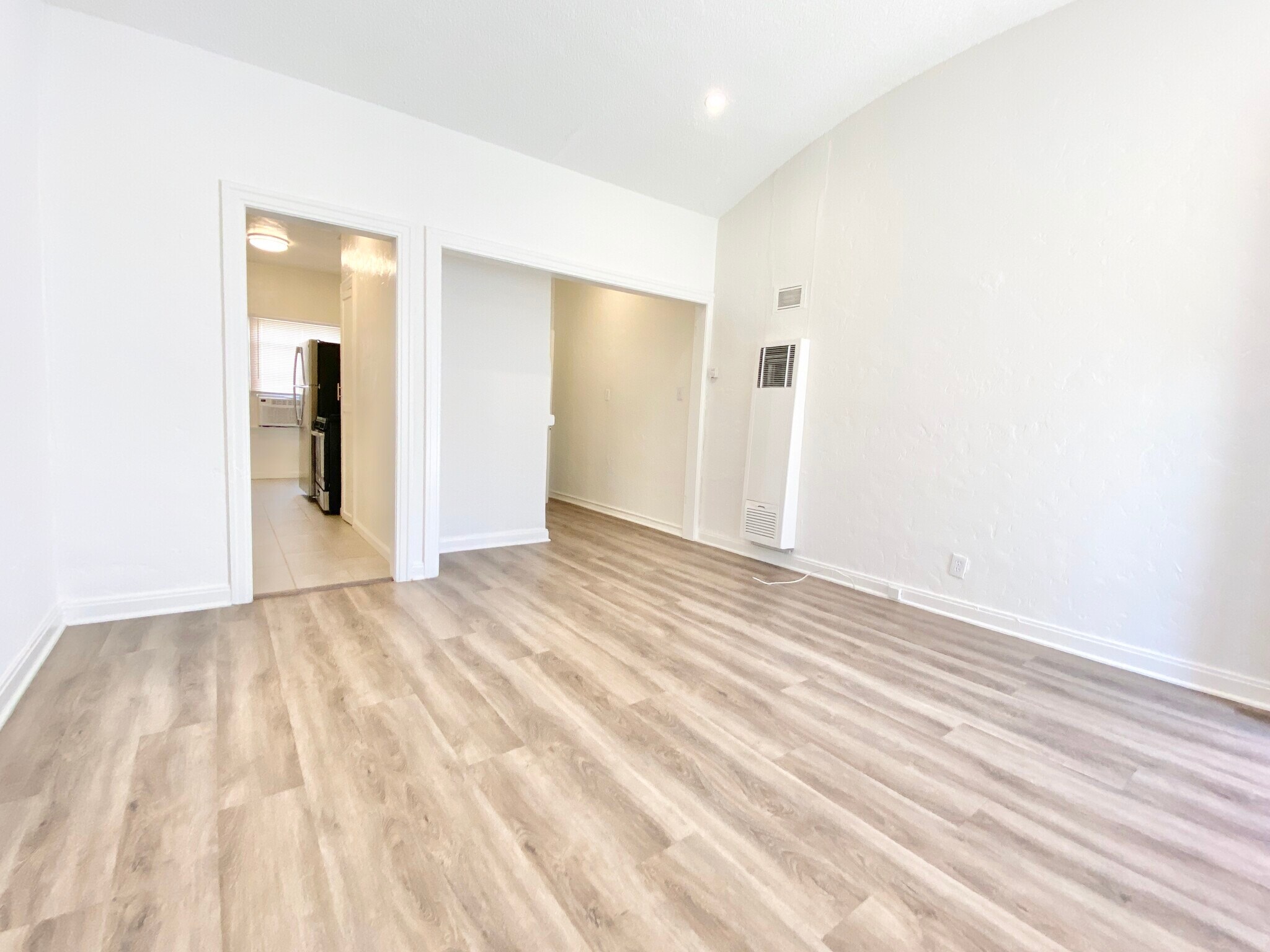 Building Photo - 832 N Alta Vista Blvd