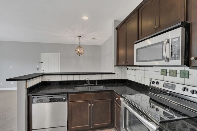 Building Photo - Stylish Condo with Balcony Views in South Nashville