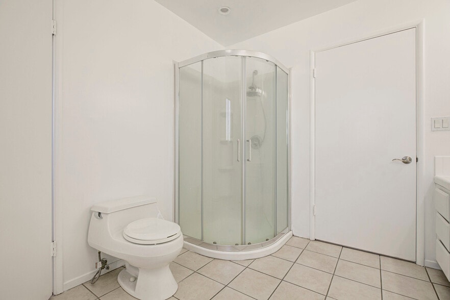 Building Photo - 6011 Bellaire Ave