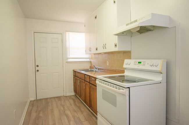 Building Photo - 1 Bedroom 1 Bathroom - No Pets