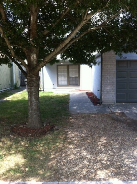 Mature Red Oak tree in front yard, private entry - 14519 Clovelly Wood