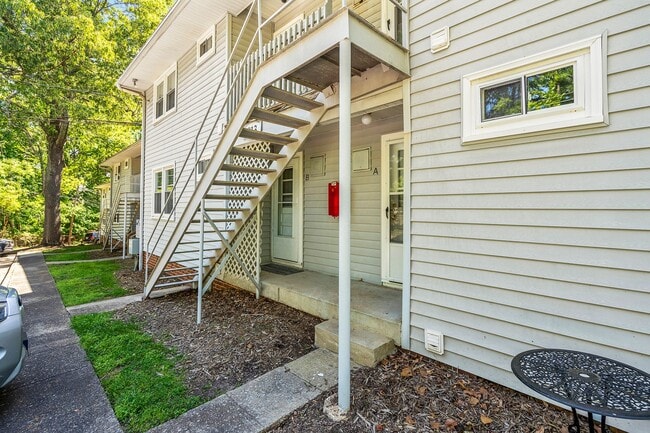 Building Photo - GREAT CONDO IN RALEIGH!