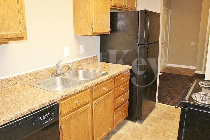 Building Photo - 8748 Woodpointe Cir