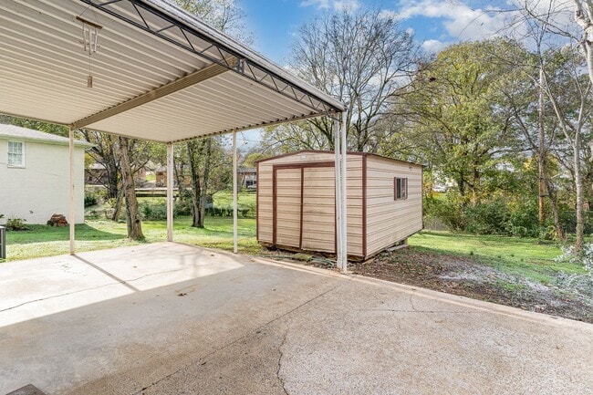 Building Photo - Classic Mid-Century Ranch Charlotte Park Available!