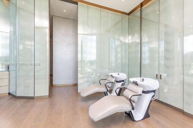 Building Photo - 18975 Collins Ave