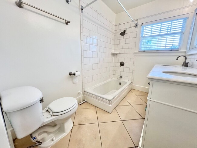 Building Photo - Sun-Drenched Top Floor 3BD in the Heart of Belmont Heights | Garage Included