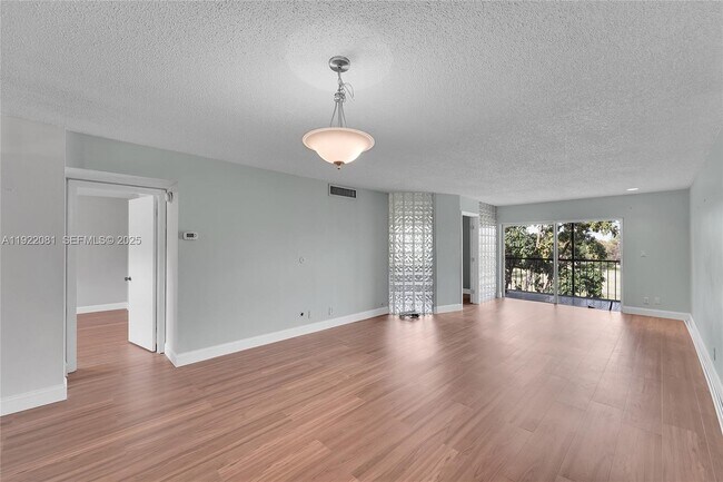 Building Photo - 6101 N Falls Cir Dr