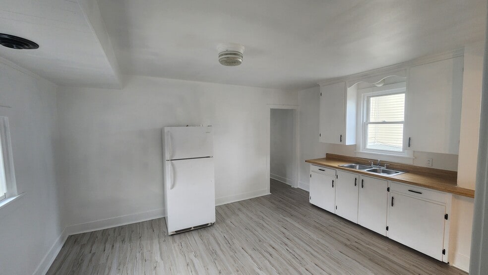 Building Photo - 42 W Main St