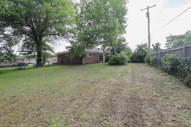 Building Photo - S 84th E Ave Duplex