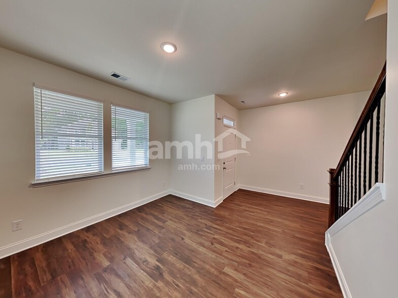 Building Photo - 189 Willow Ln