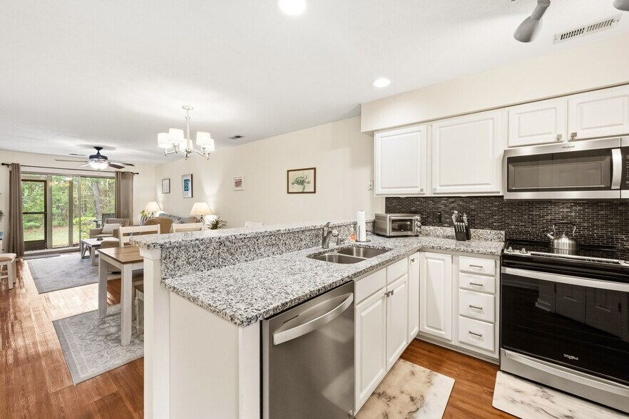 Building Photo - 390 Pinehurst Ln