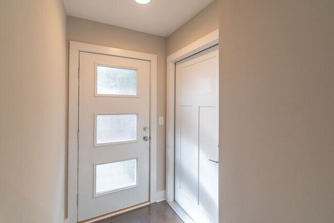 Building Photo - Beautiful Modern Townhome in South End Available 5/1!