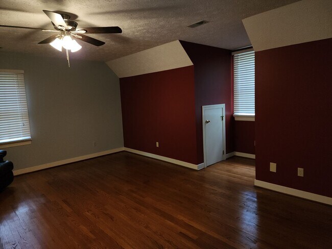 Building Photo - Incredible Spacious Home in Five Lakes!