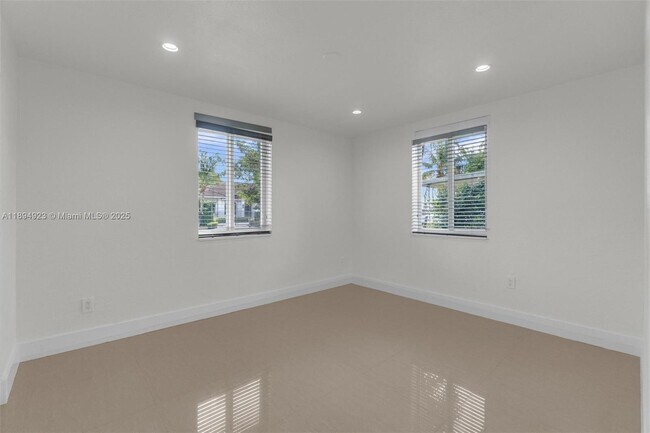 Building Photo - 5520 SW 91 Ave