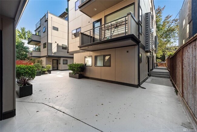 Building Photo - 2Bd/1.75Ba Seattle Townhouse