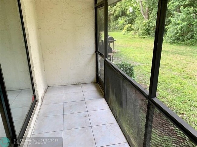 Building Photo - 9845 Riverside Dr