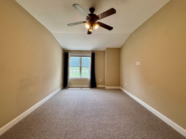 Building Photo - Charming 2-Bedroom Townhouse For Rent in L...