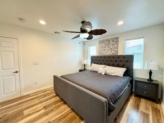 Building Photo - AVAILABLE NOW!! 3 BEDROOM 3 BATHROOM HOME IN JOSHUA TREE!