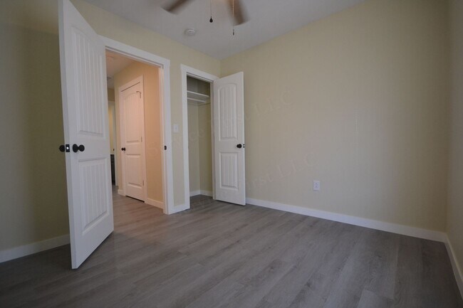 Building Photo - Vine St Duplexes