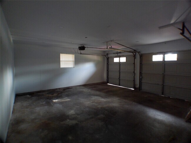 Building Photo - 601 Fresa Rd