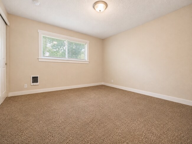 Building Photo - 310-316 S. Manzanita Court