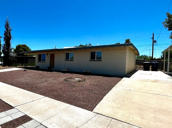 Building Photo - 8024 E Victoria Dr