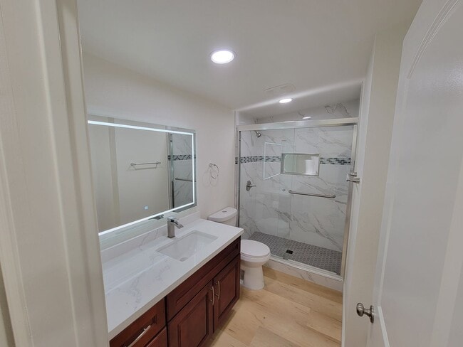 Building Photo - Renovated 3 Bed, 2 Bath 1122 Sqft front un...