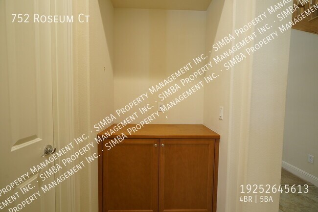 Building Photo - 752 Roseum Ct